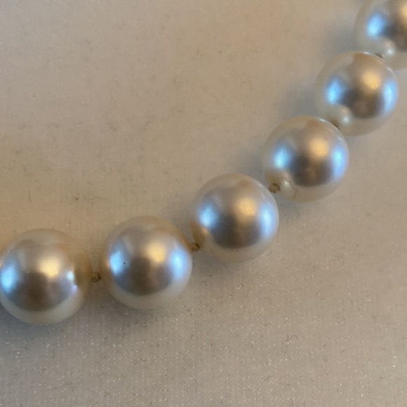 Vintage Faux Pearl Necklace - Picture 2 of 7
